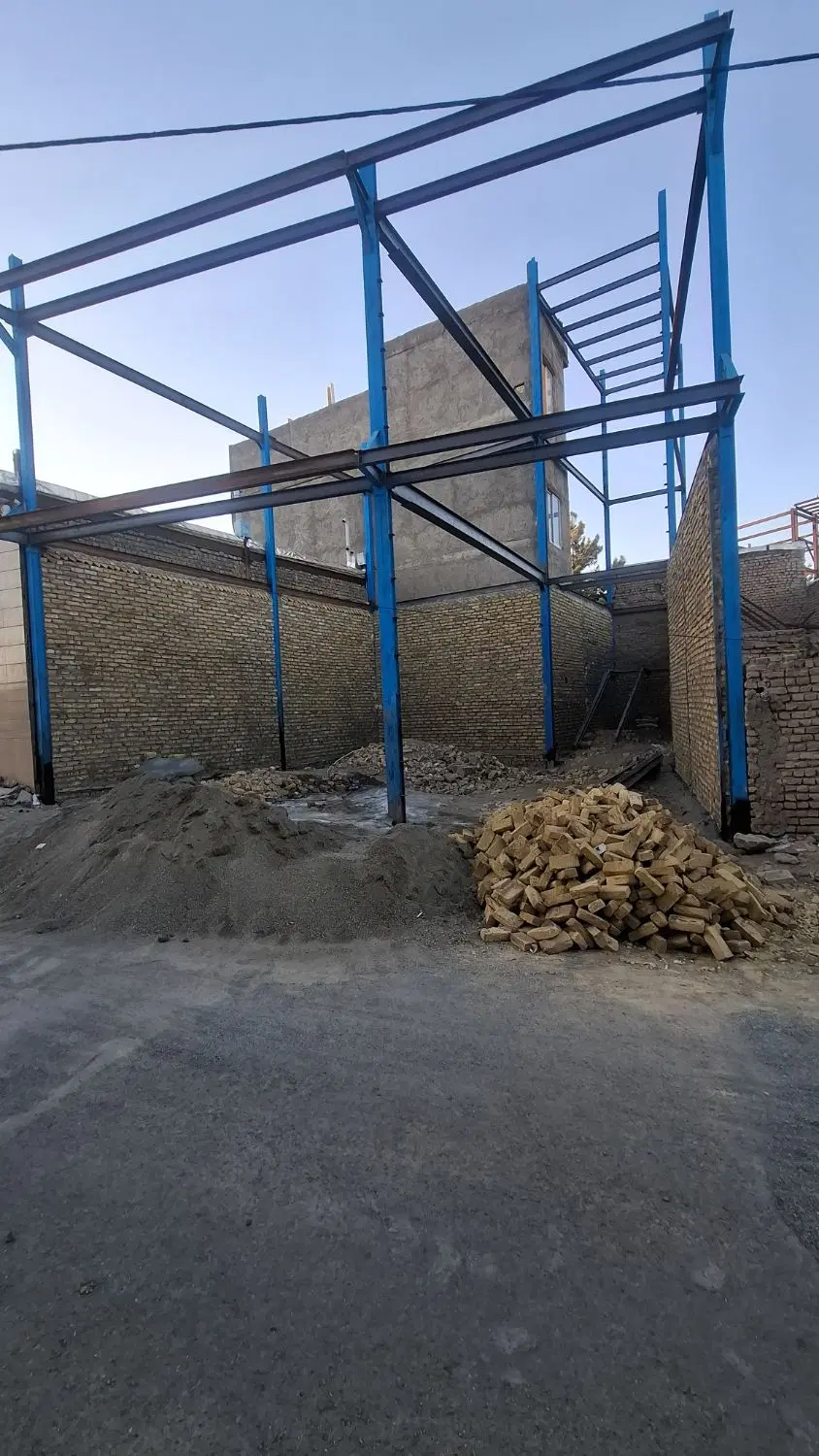 مغازه نیمه‌ساز ،خانه نیمساز ، اسکلت اهن ،حاشیه