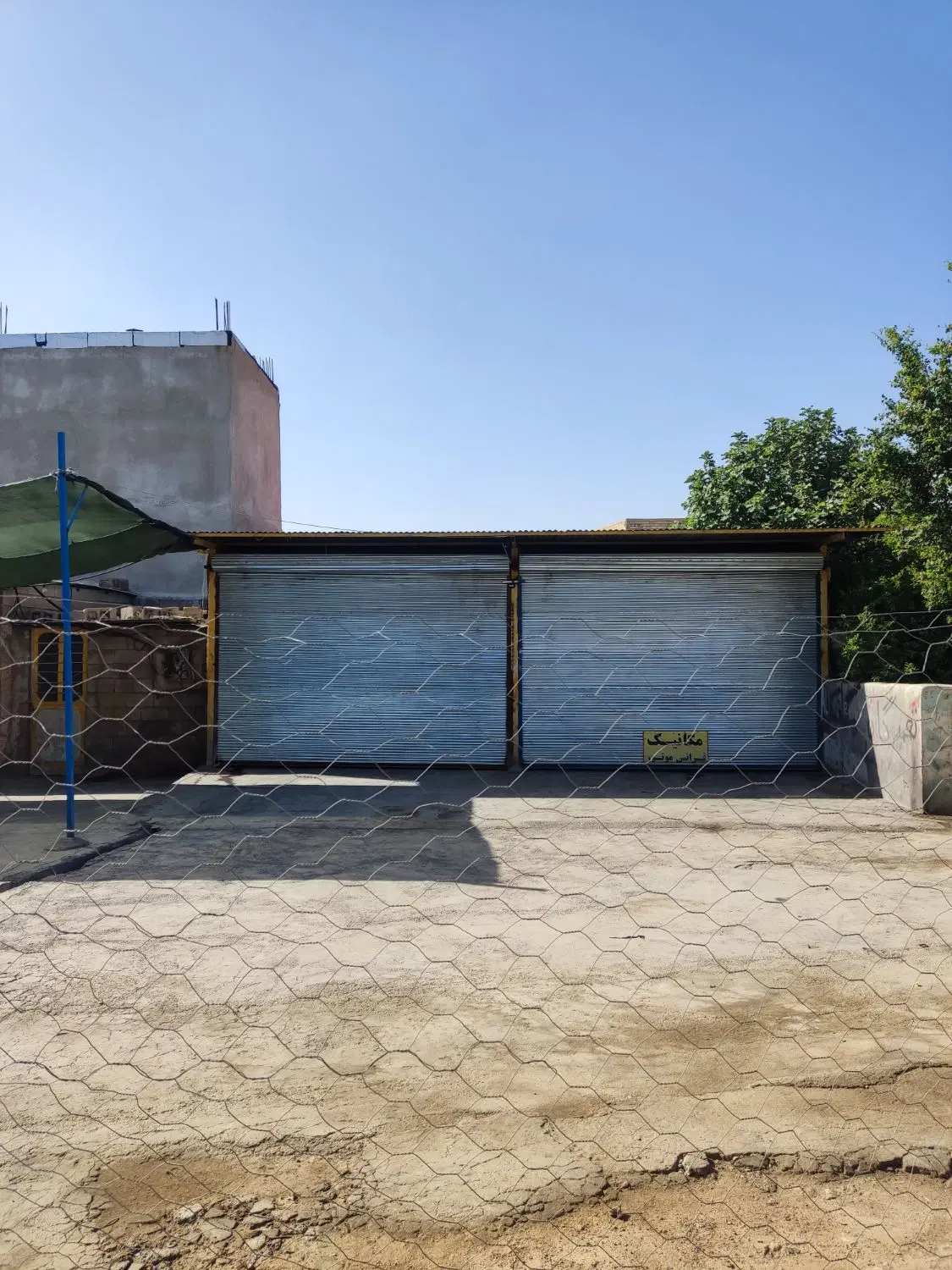 دو باب مغازه در گاراژ بر میدان دانشجو
