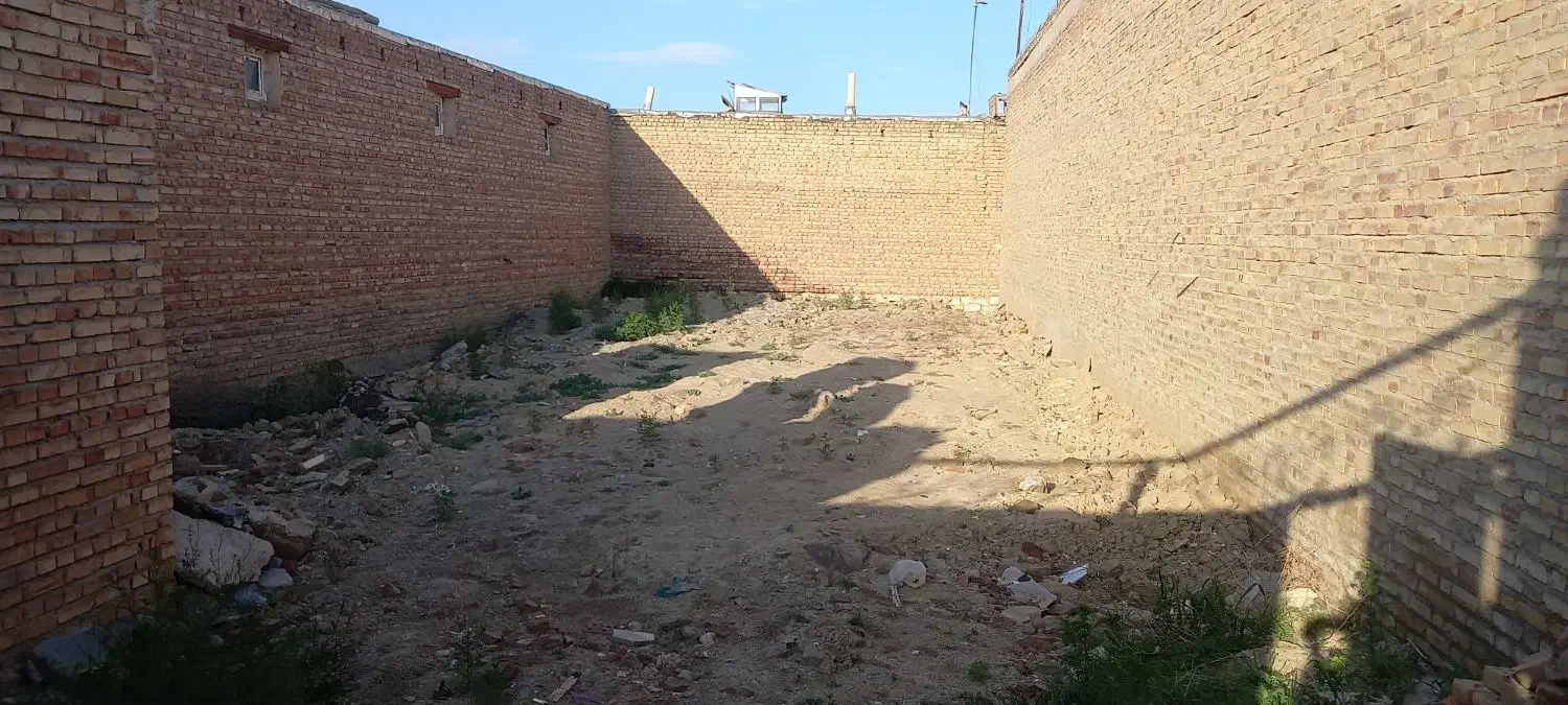 زمین چهار دیواری بادرب درب بزرگ برای انبار