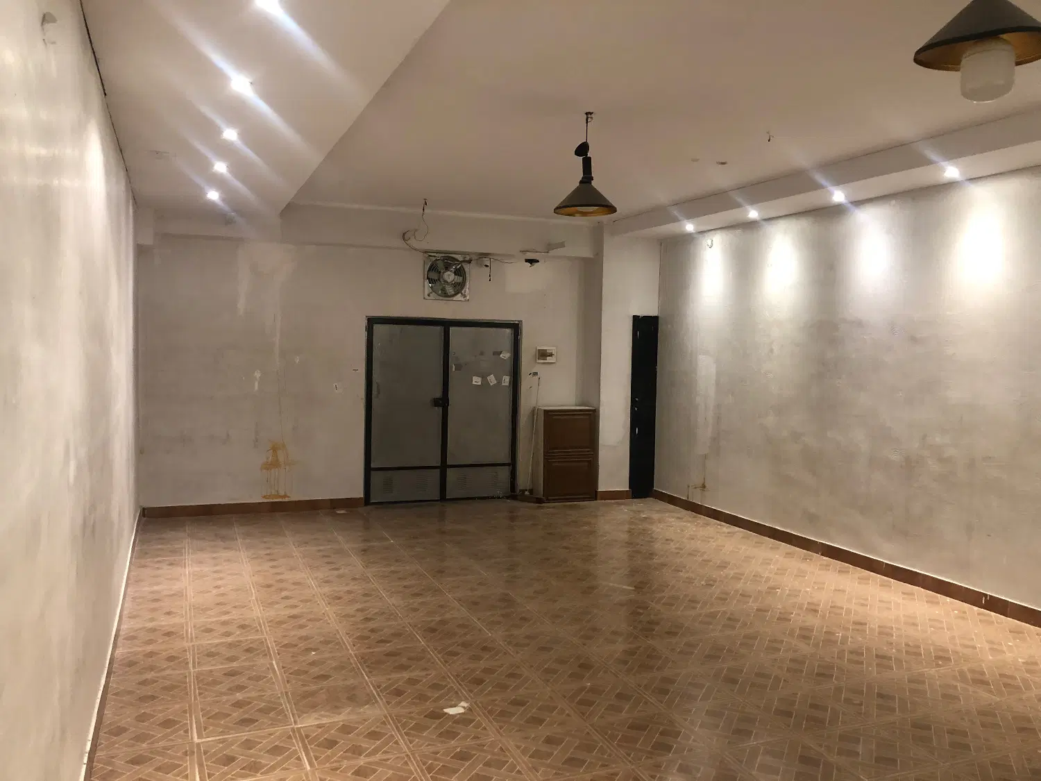 انبار ۵۰ متری ساختمان بازار فرش جنب مترو خیام