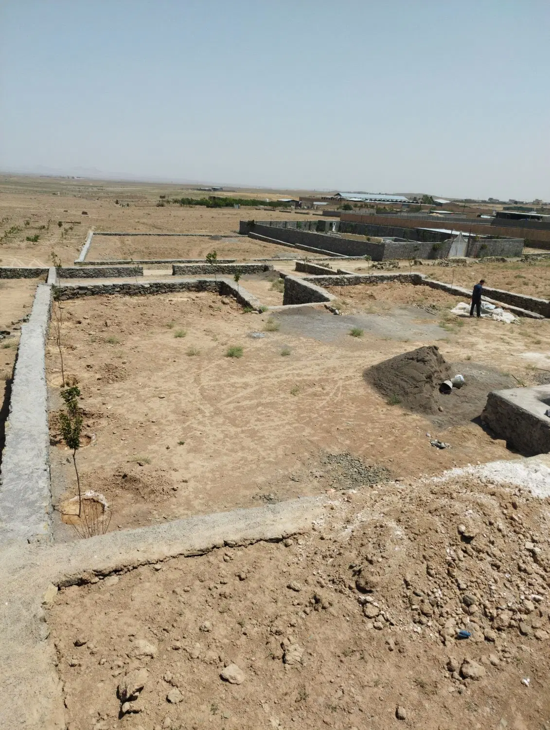 ۱۳۰۰ متر زمین دارای مجوز گلخانه ورجان