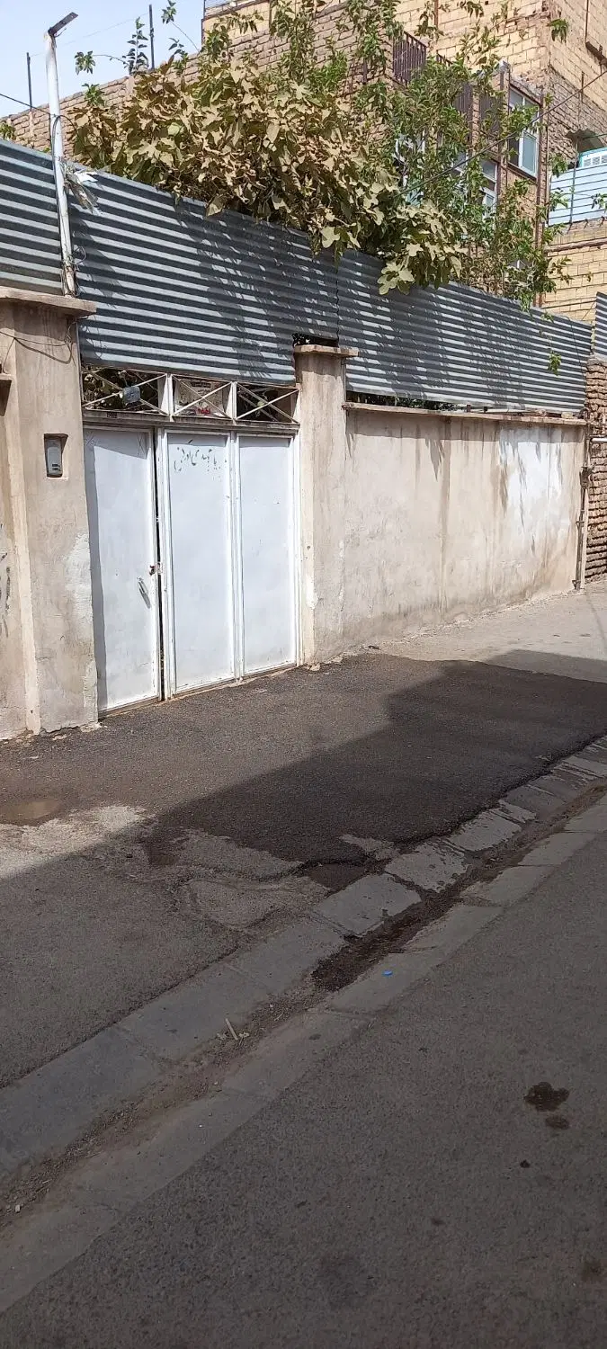 خانه حیاطدار دو طبقه - ۲۴ متری کاشانی