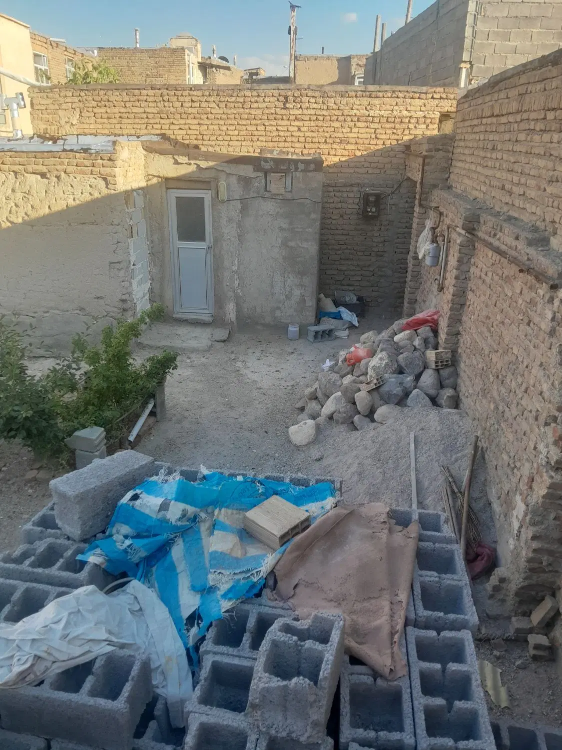حیاط ۱۳۰ متر در باسمنج