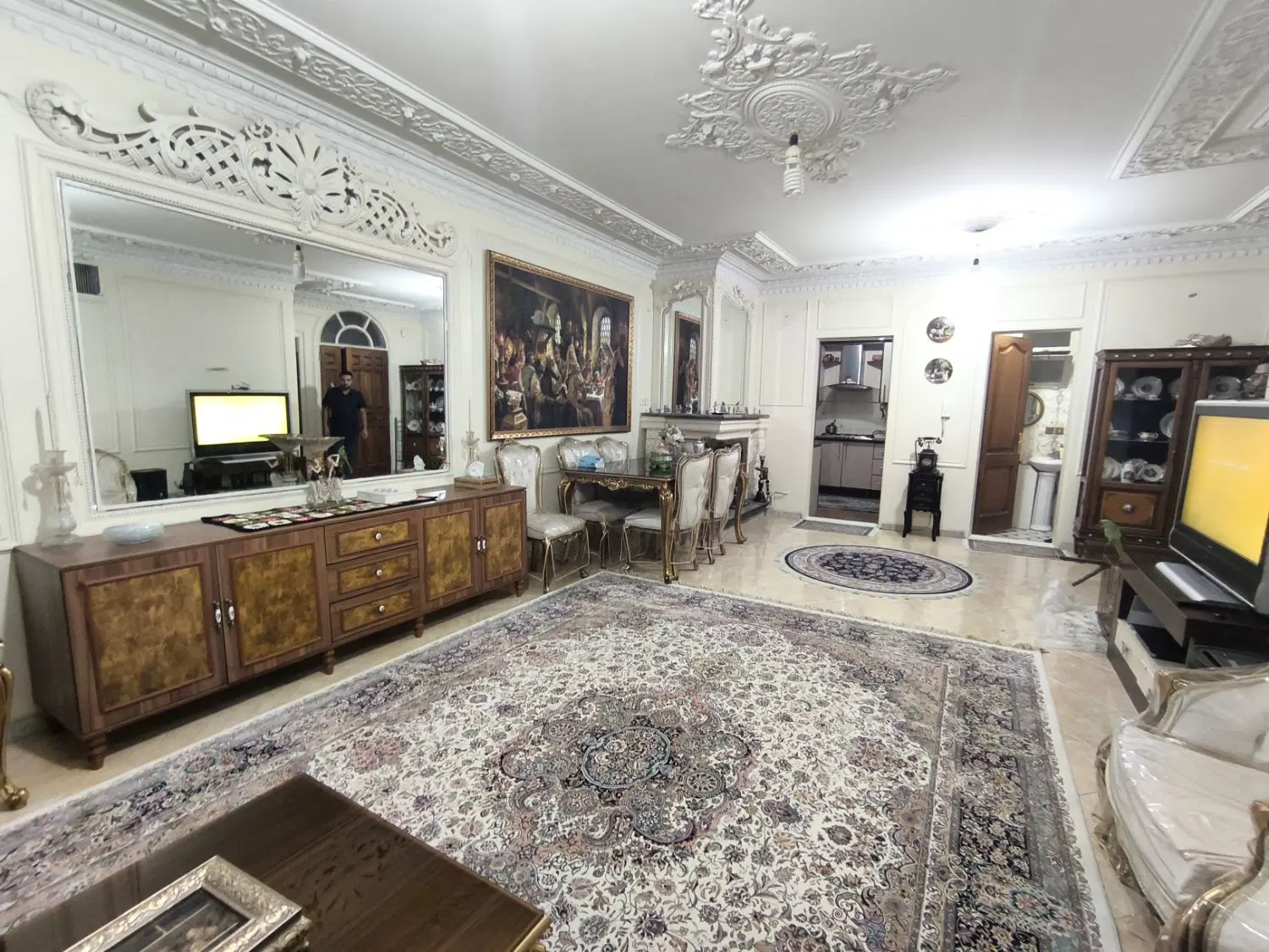 ۳۵۰ متر بنا در چهار طبقه ، ۱۴۵ متر زمین ، یکجا