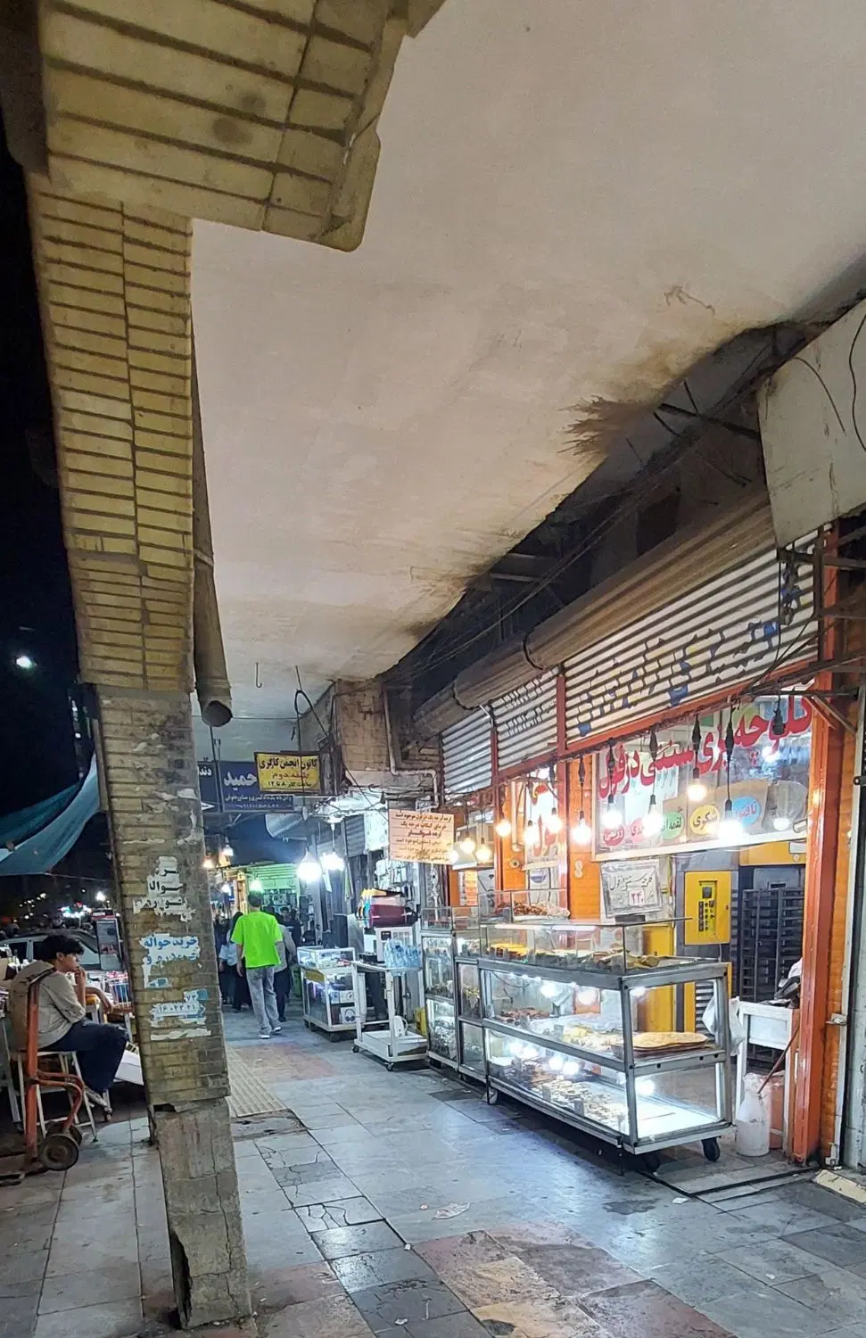 فروش یک باب مغازه به متراژ ۲۰ متر به همراه بالکن