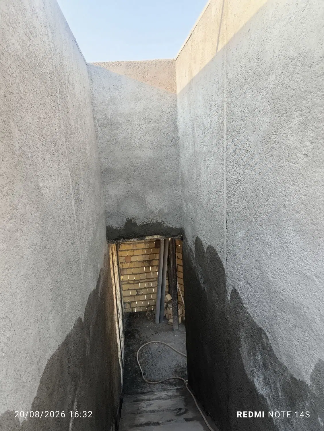 خانه فروشی دوطبقه سر دونبش با مغازه حاجی آباد