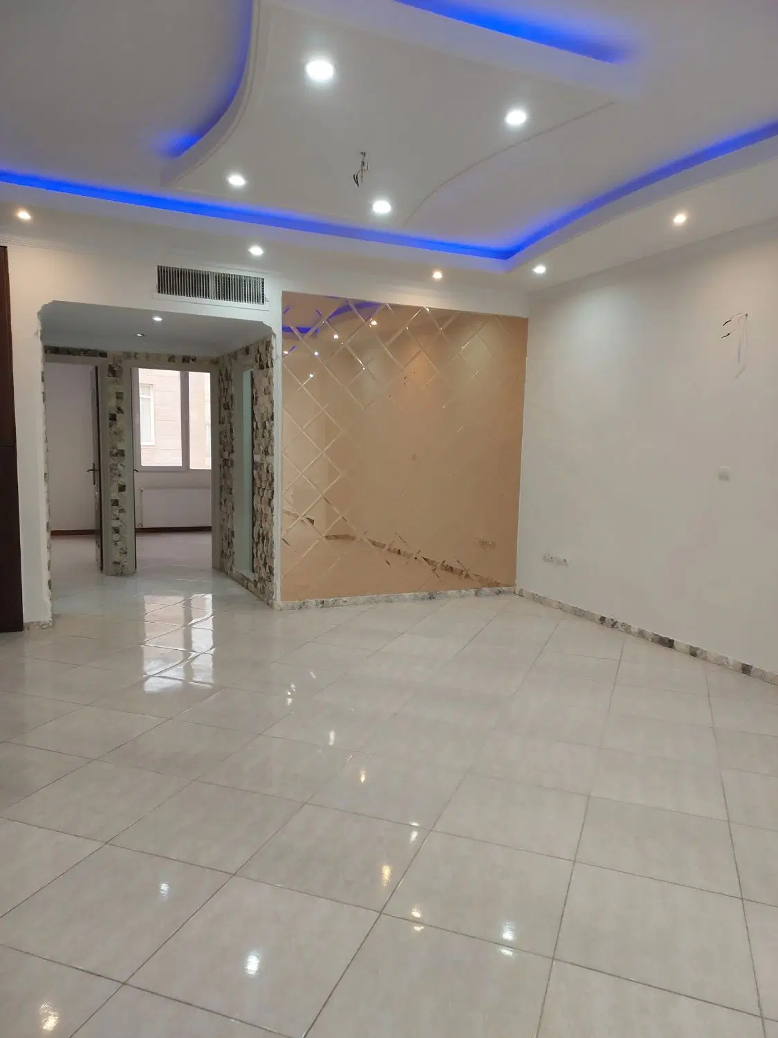 125متر _طبقه اول_تکواحدی_پارکینگ_شهرک‌ صدف اندیشه