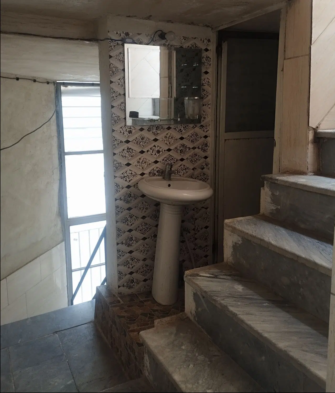 خانه اجاره ای واقع  در حکیم 24