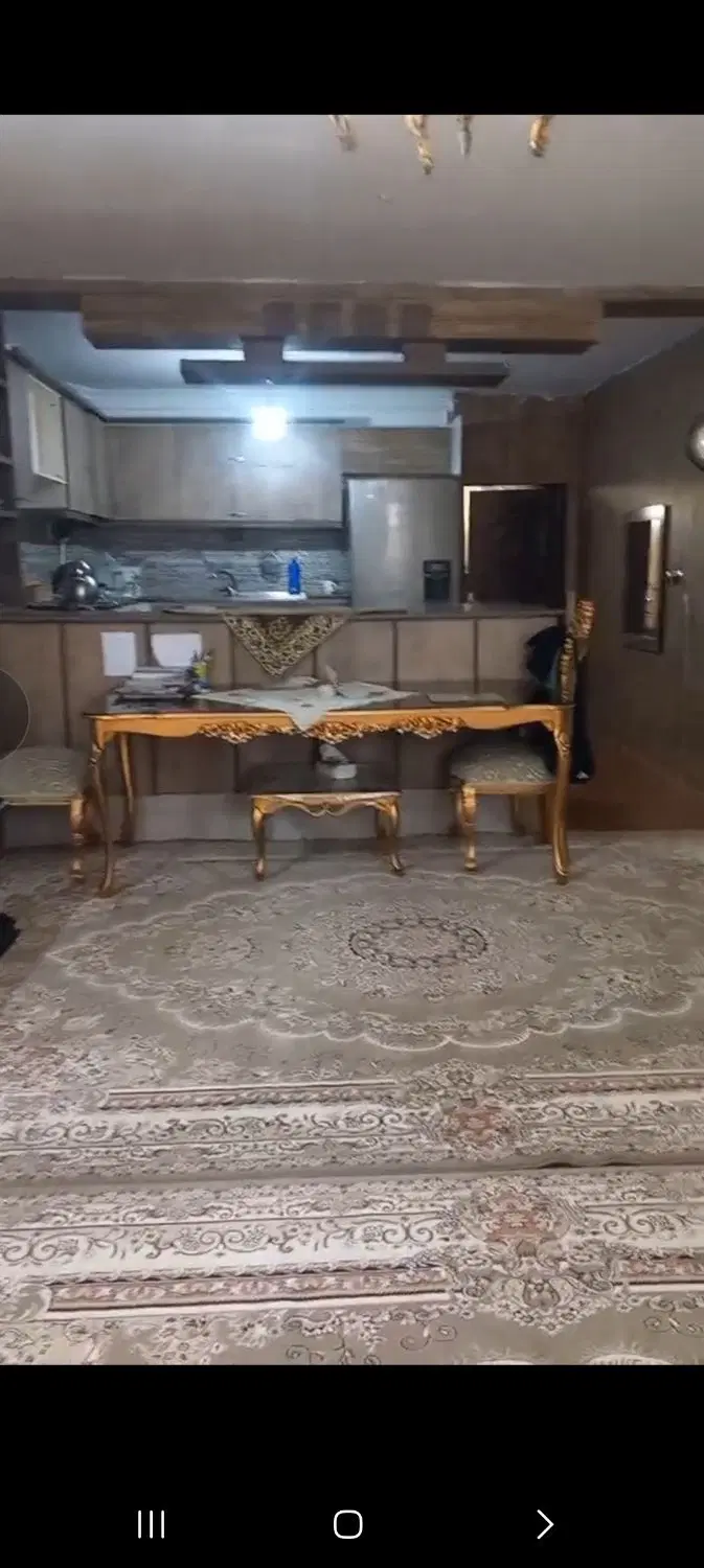 یک واحد ۹۰متری تمام اسکلت آهن.