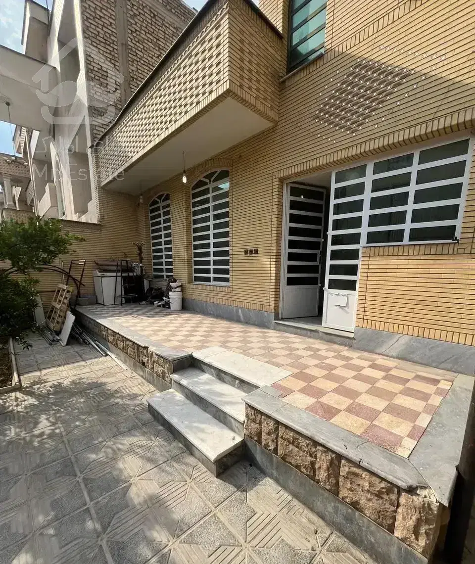 فروش خانه حیاطی ۱۷۵ متری در نطنز