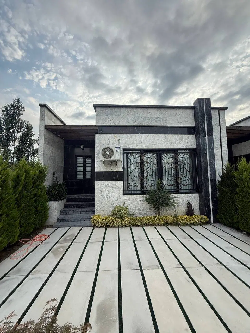 ویلانقلی۱۵۰مترقیمت مناسب مبله سندشهرکی منطقه جنگلی