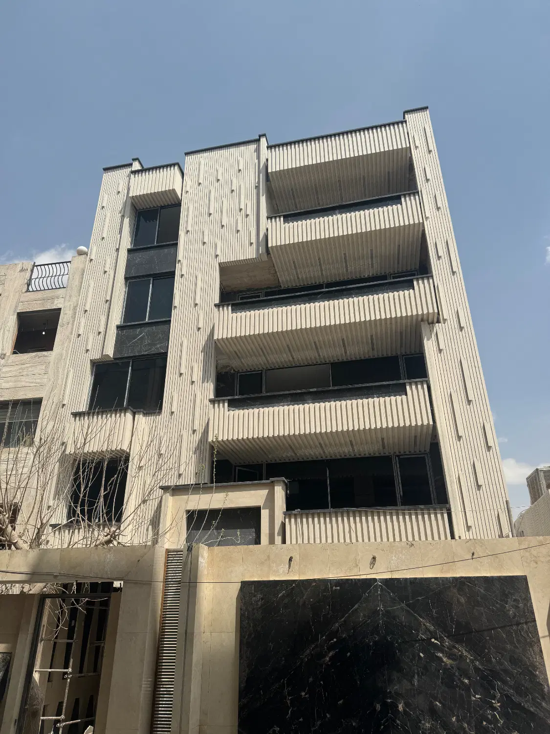 خیابان مشتاق ۱۴۶متر+حیاط نیمه اختصاصی