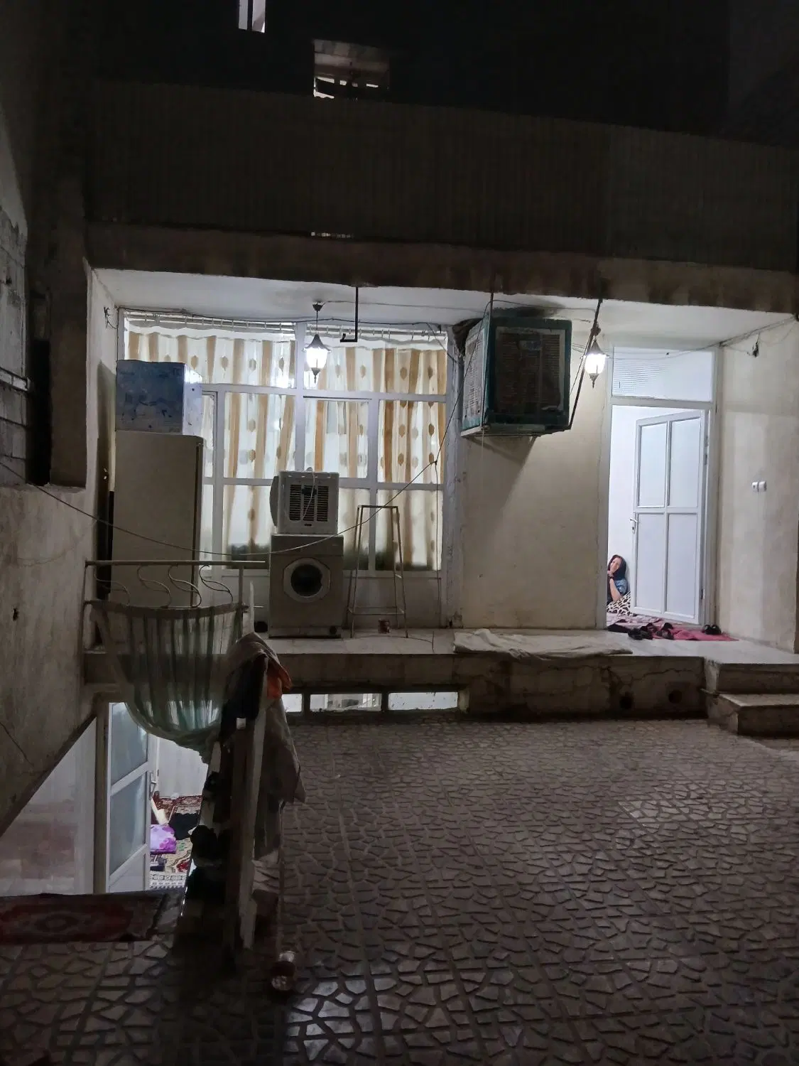 خانه کلنگی 2واحدقابل سکونت کوچه صوفی 120متری