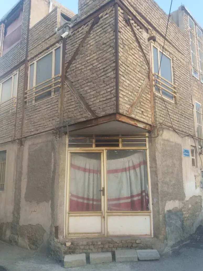 یک باب مغازه بر خیابان داوران