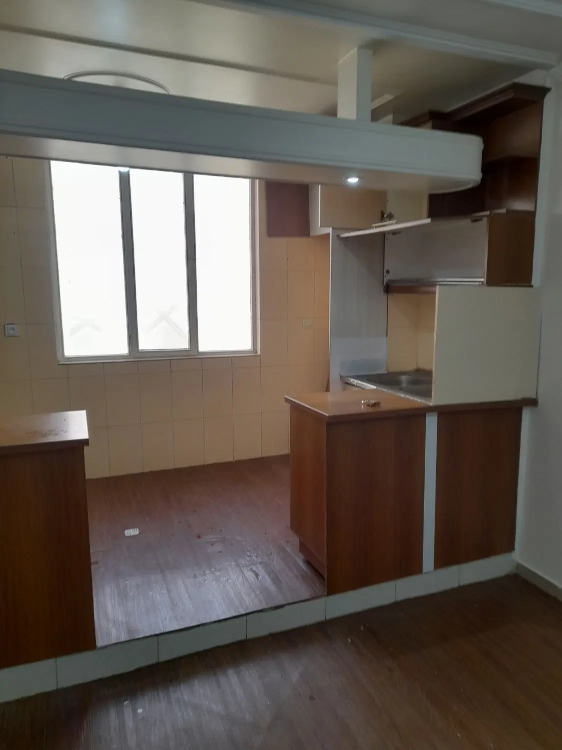 فروشنده آپارتمان ۶۱ متری