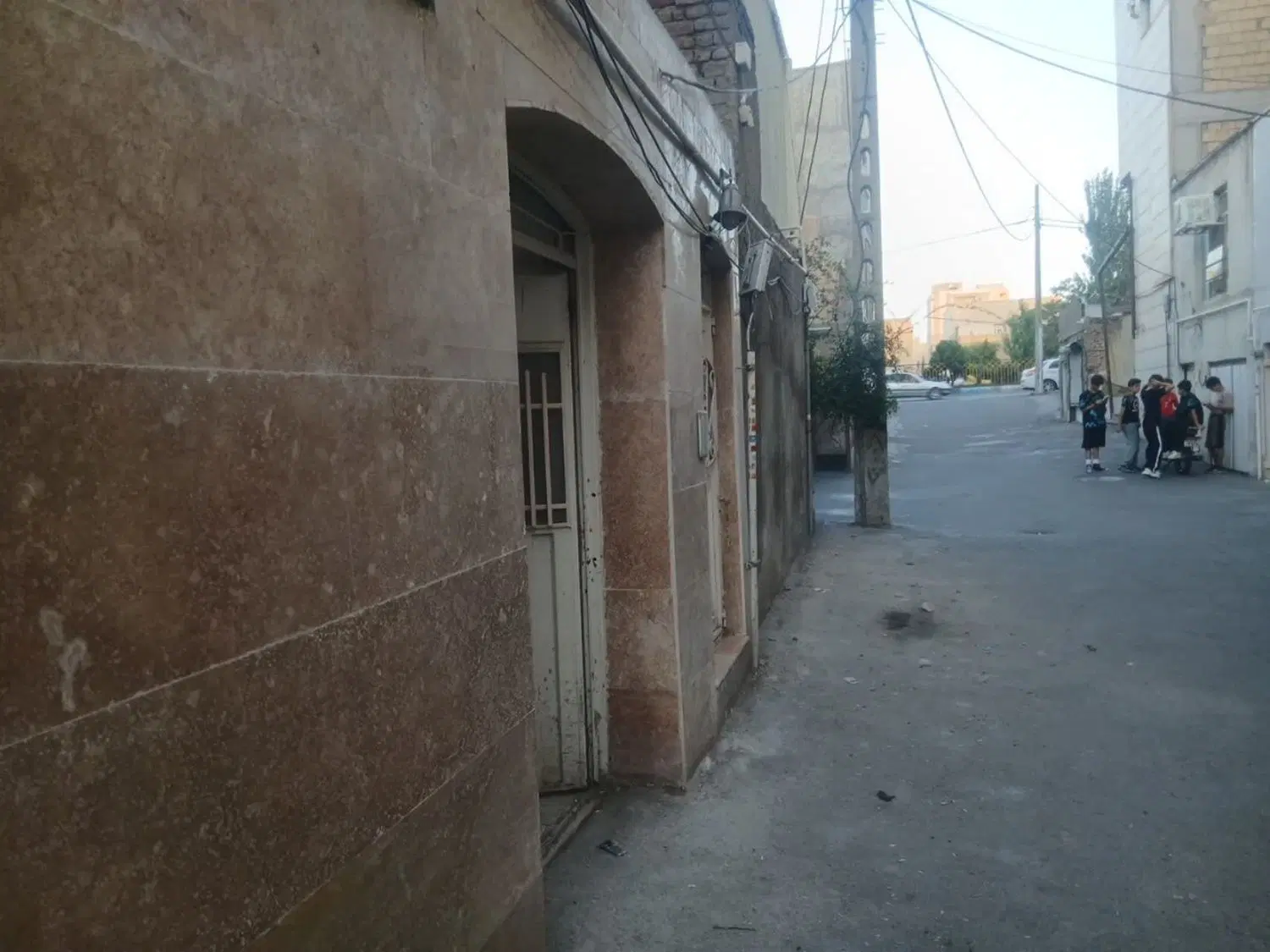 حیاط سه طبقه مناسب دوخانواده حجتی بهار قره اغاج