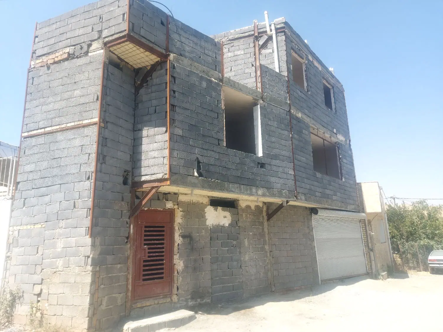 خانه نیمه کاره دوبلکس ۱۲۰ متری با مغازه ۴۵ متری