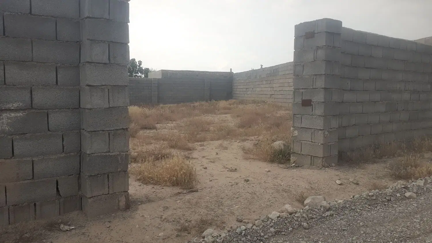 زمین دور دیوار درنیشابور