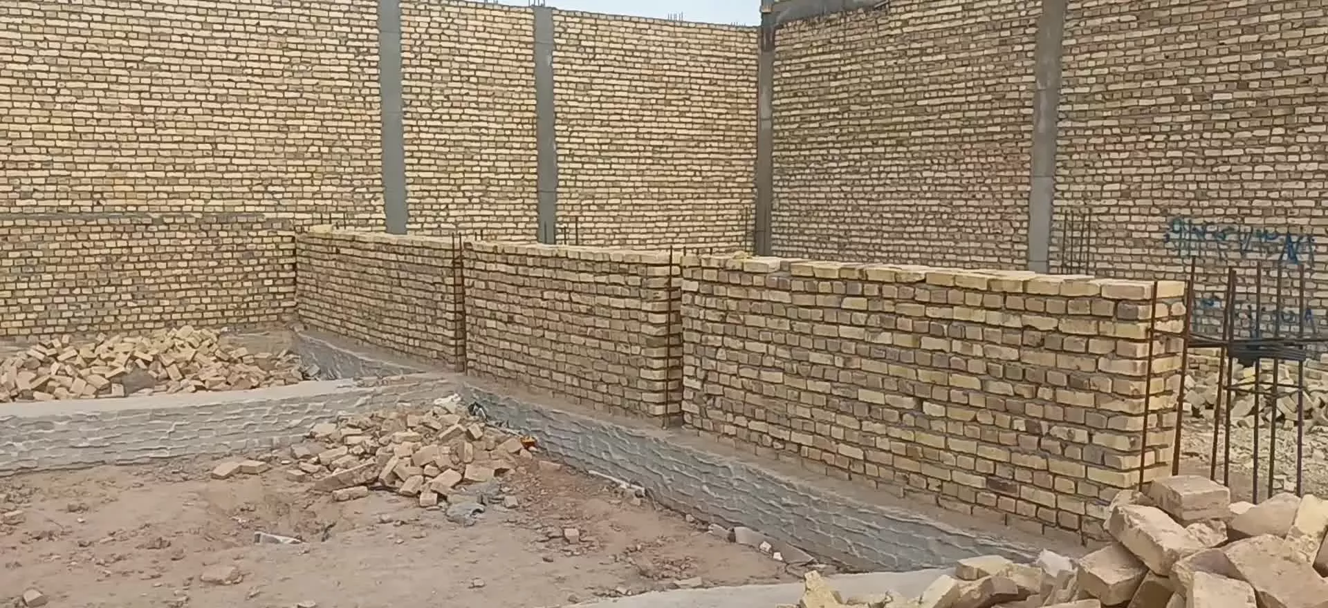 مغازه نیمه ساخته شهرک شهدا