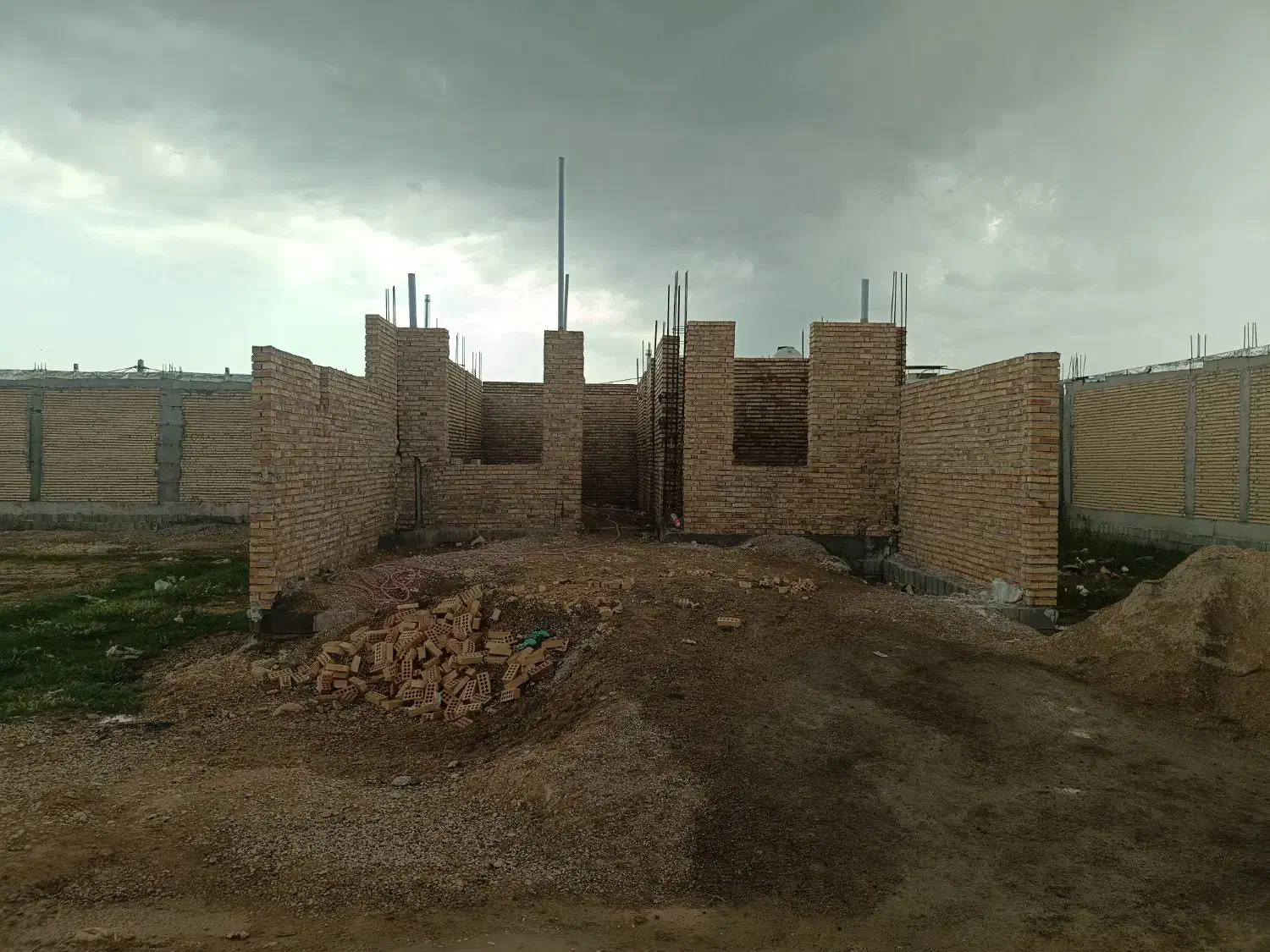 زمین مثلثی چهار دیواری شده