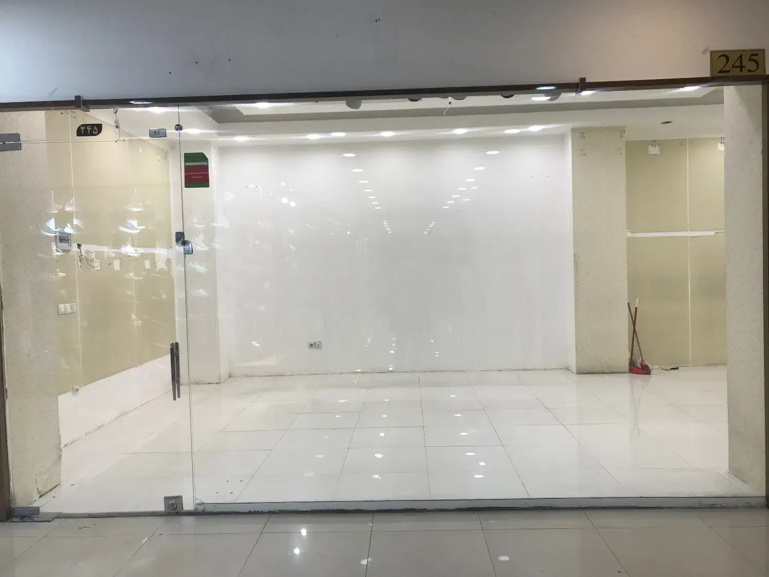 مغازه برای اجاره واقع در مجتمع تندیس همکف