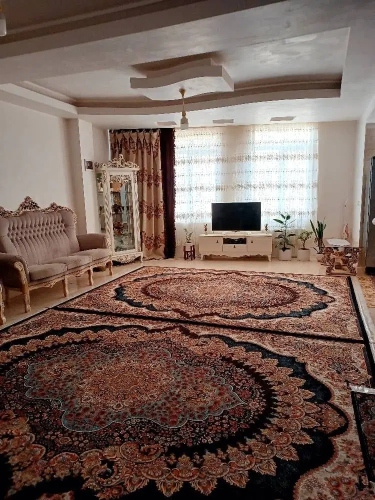 ساختمان سه طبقه مسکونی رو پیلوت با یک واحد تجاری