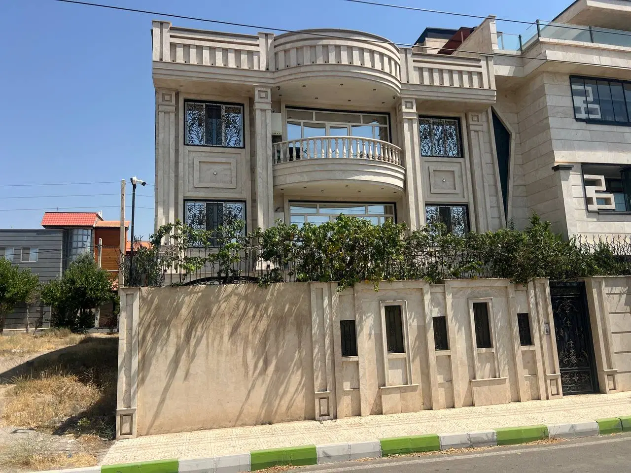 ویلایی دلباز تاپ لوکیشن فاز۴