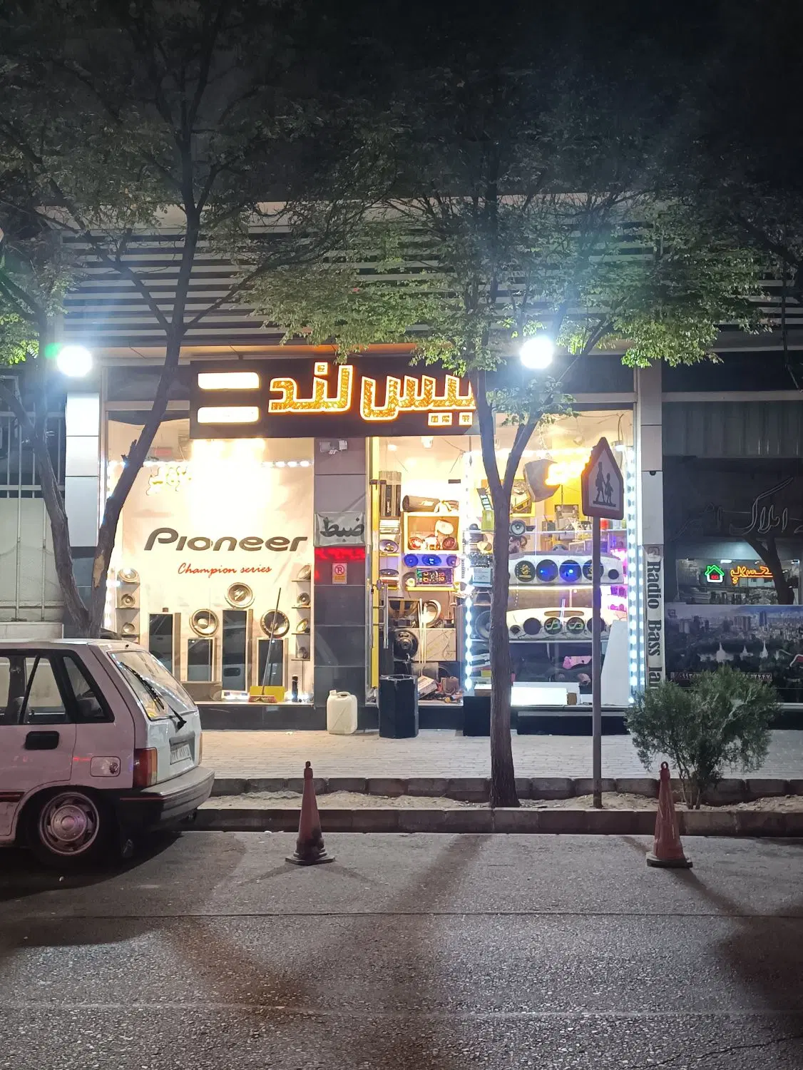 مغازه دو دهنه در بهترین نقطه شهر