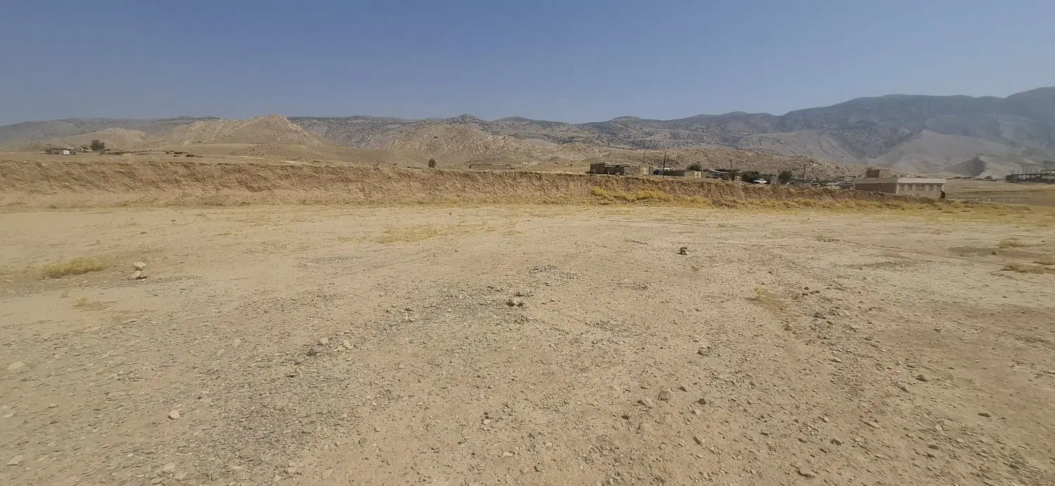 یک قطعه زمین بدون کاربری رجایی کنار شبکه بهداشت.