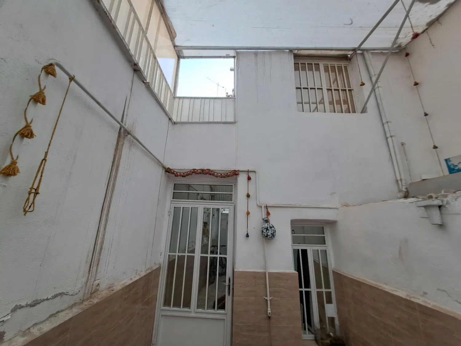 ملک مسکونی و اداری تجاری