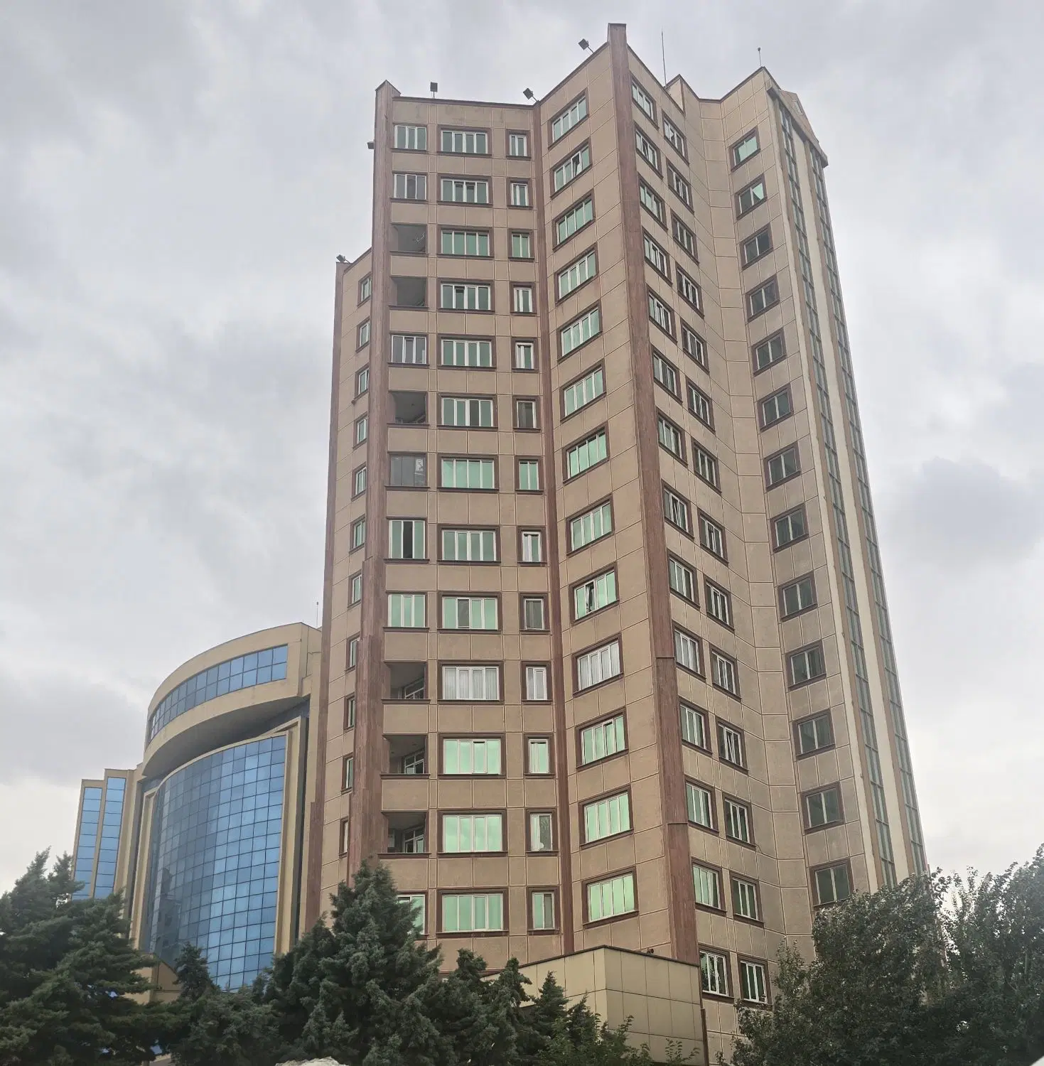 واحد ۱۳۸ متری برج شهریار جنب هتل شهریار