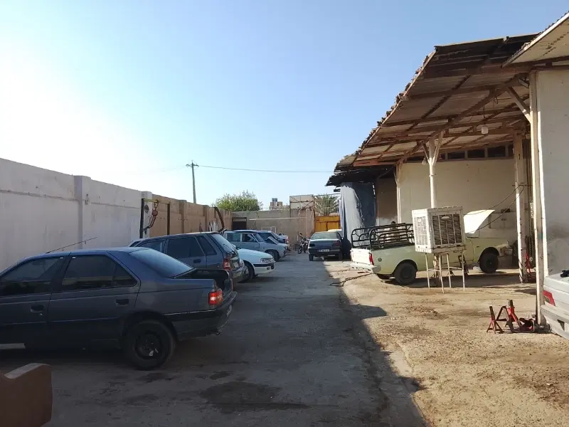 دهنه از گاراژ مغازه صافکاری تعمیرگاه