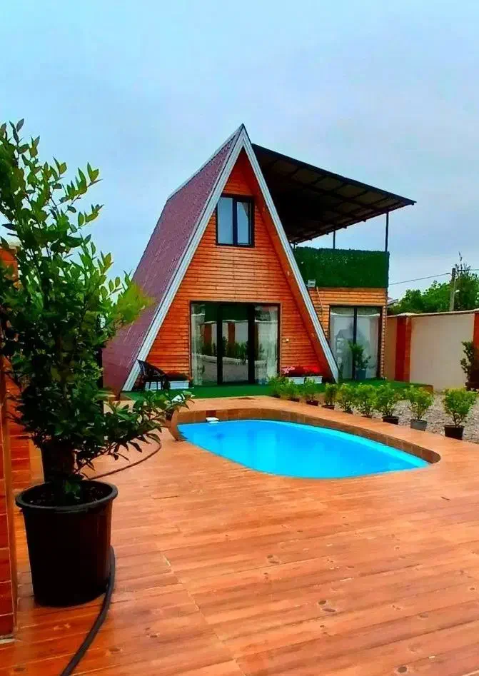 کلبه سوئیسی چوبی استخر داره آماده رزرو