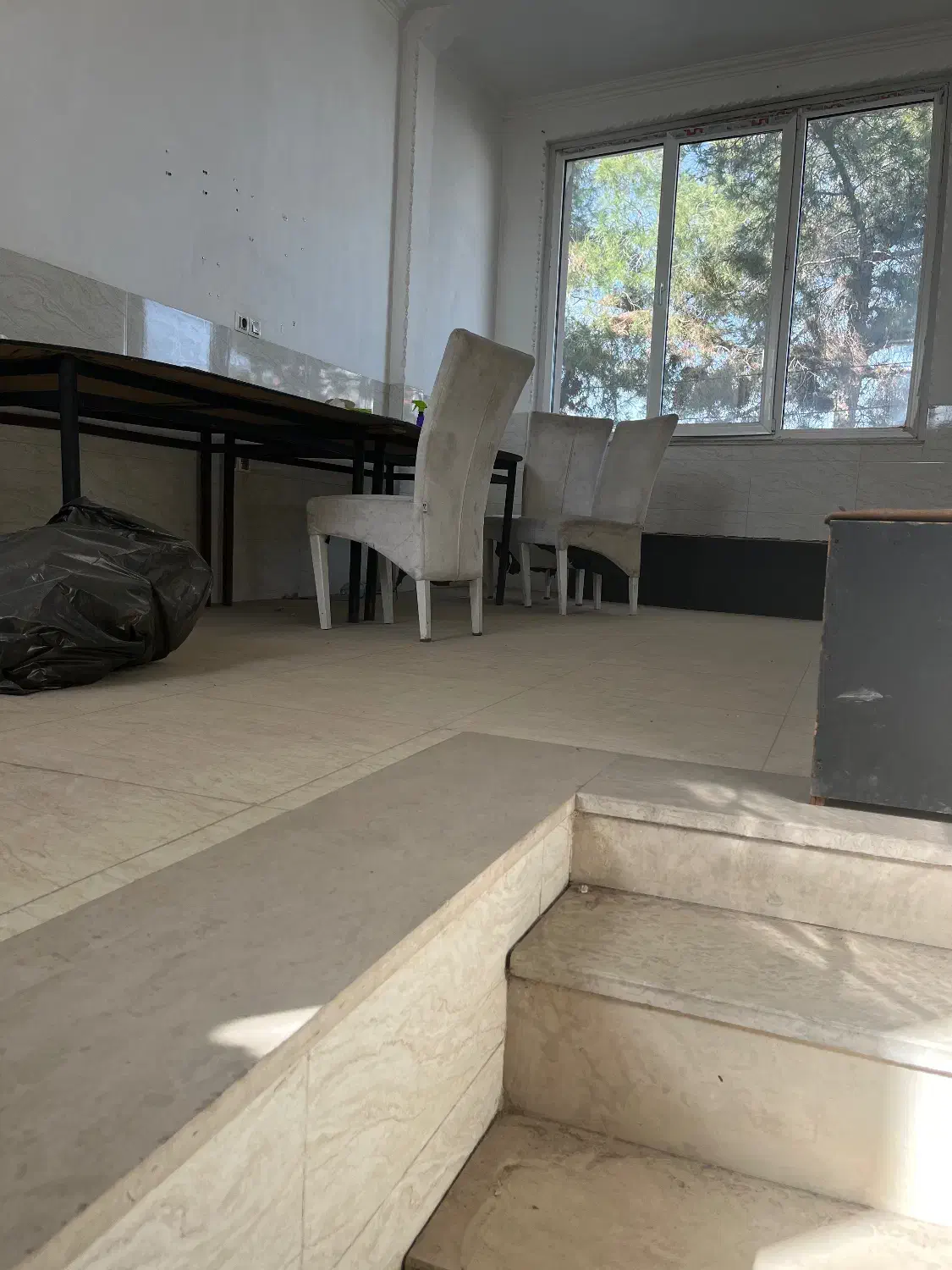 فلت ۳۰ متری طبقه اول بر خیابان نصیری جنوبی