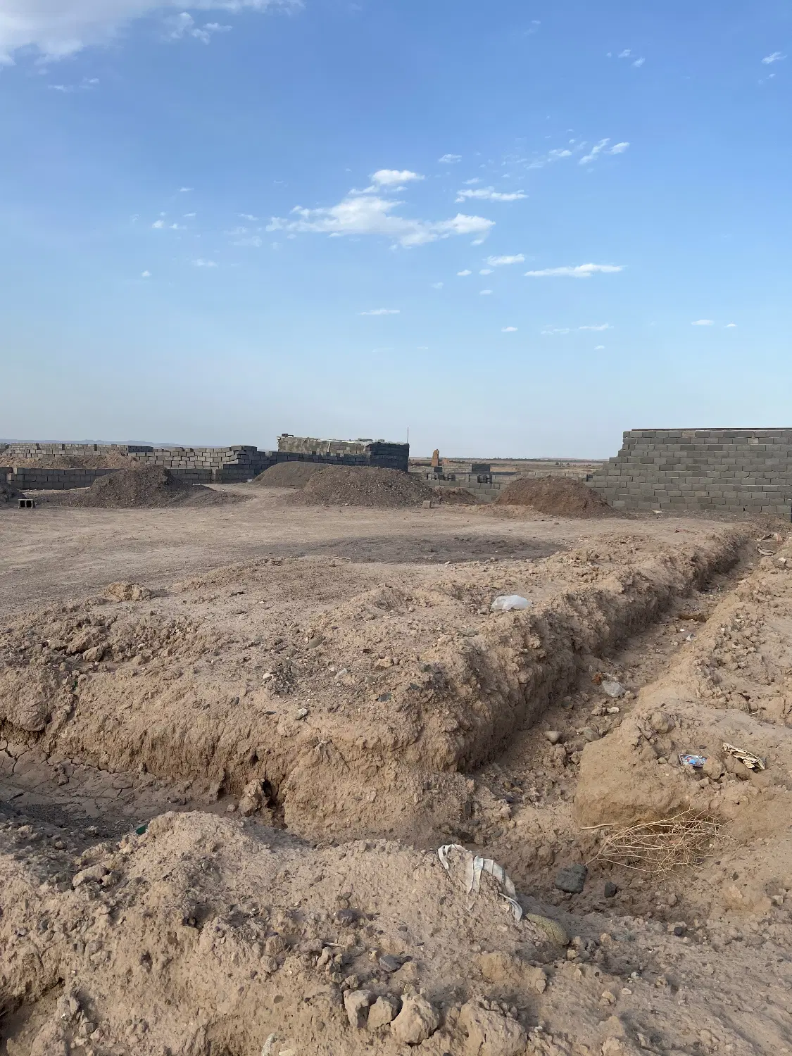 زمین کلنگی نیمه حسار کشیده