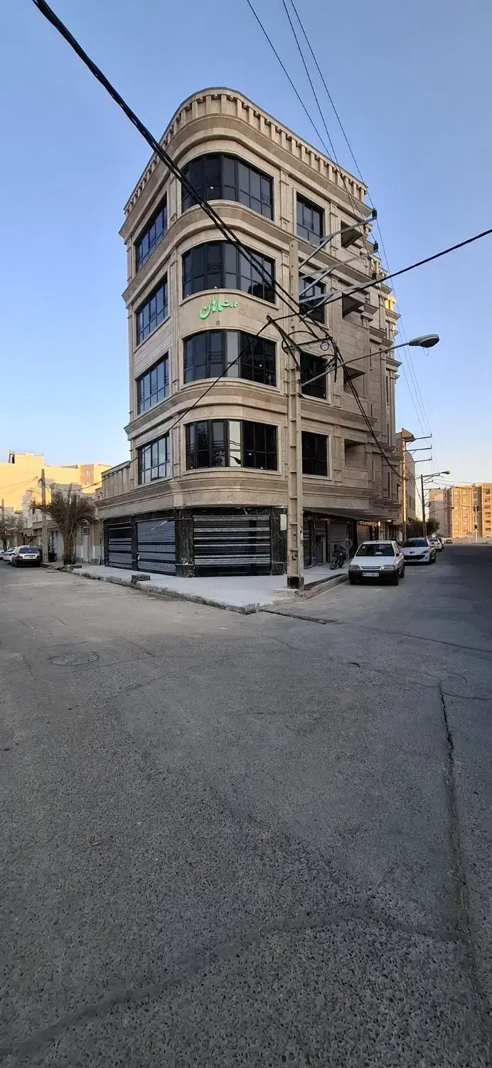 تجاری ۱۱۲ متری.۵ دهنه. بنیاد. خیابان باهنر کوچه ۲۲