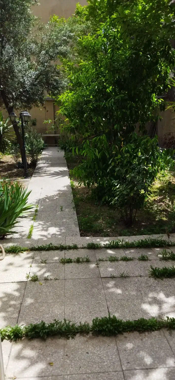 حیاط دار 85 متری یک خواب سالن بزرگ