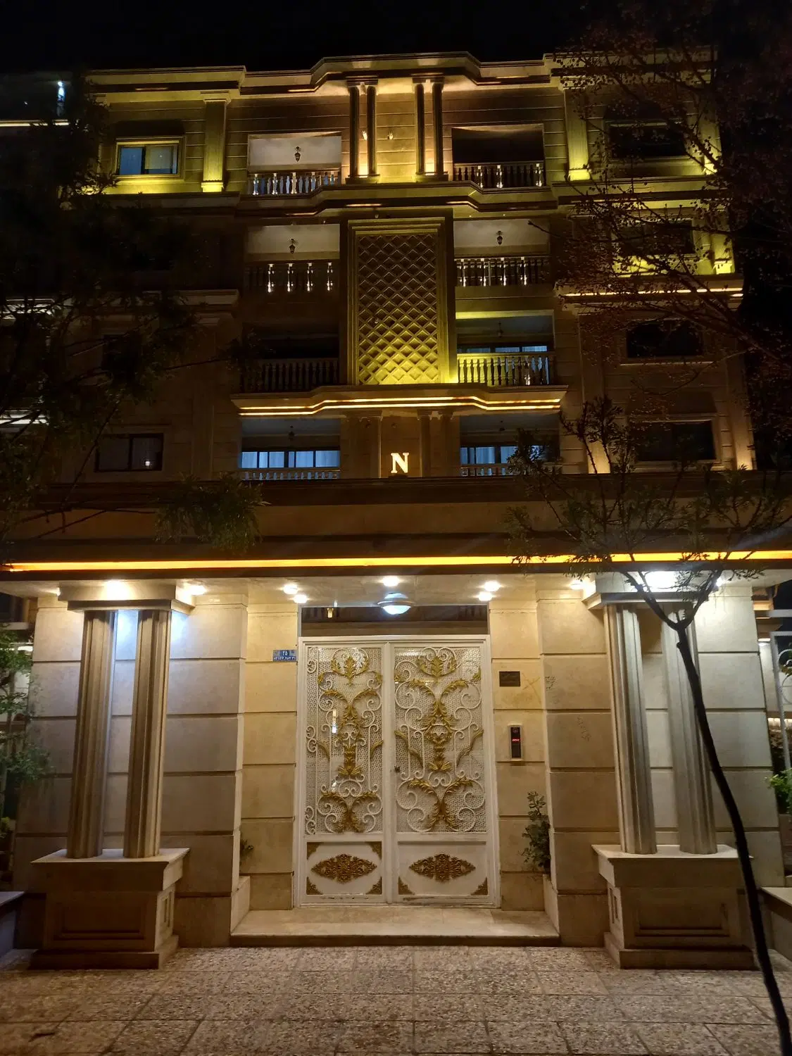 اجاره سوئیت نوساز  همکف حیاط دار (کد ۱۱۱۱)