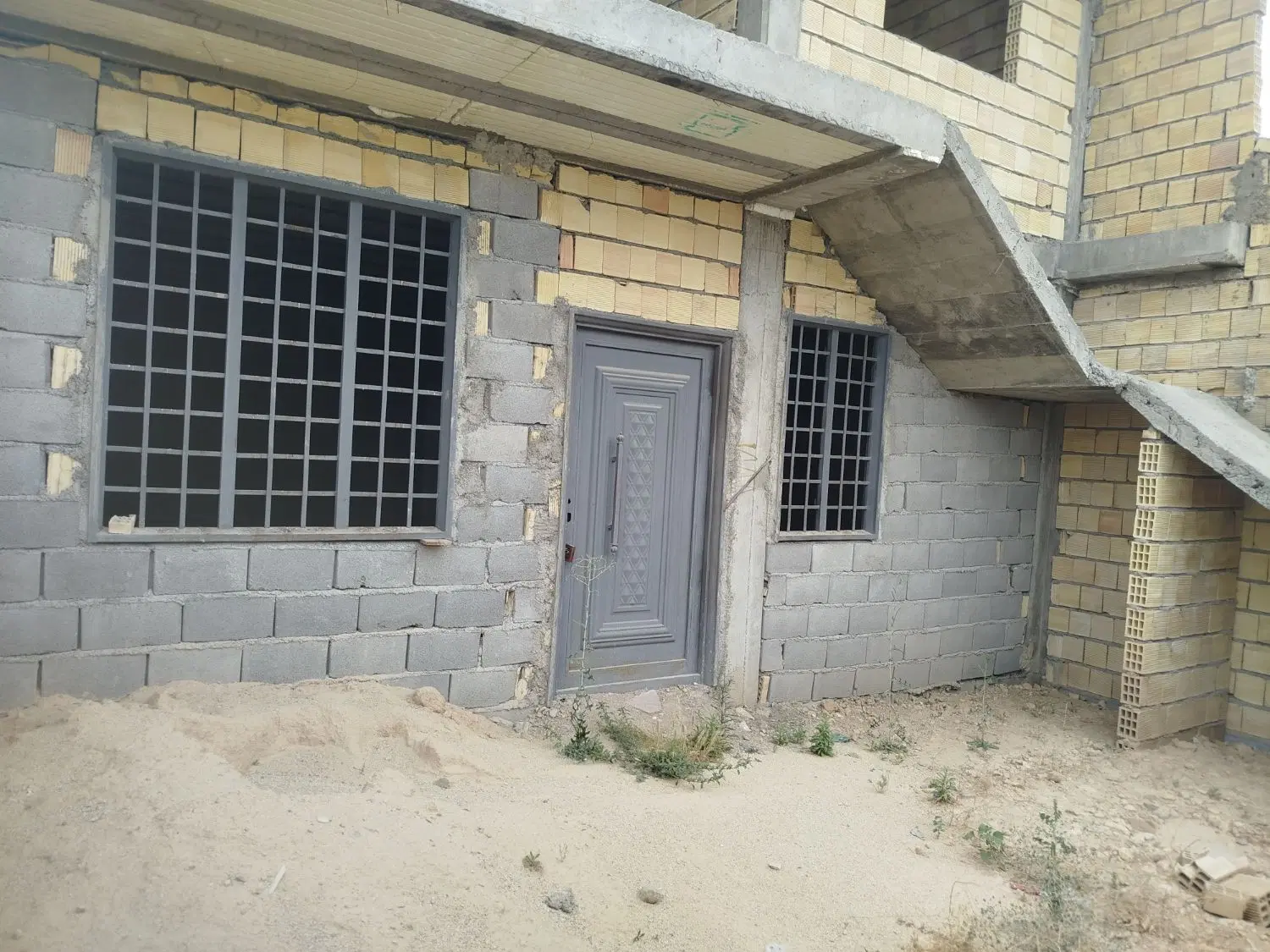 منزل دوطبقه نیمه کاره