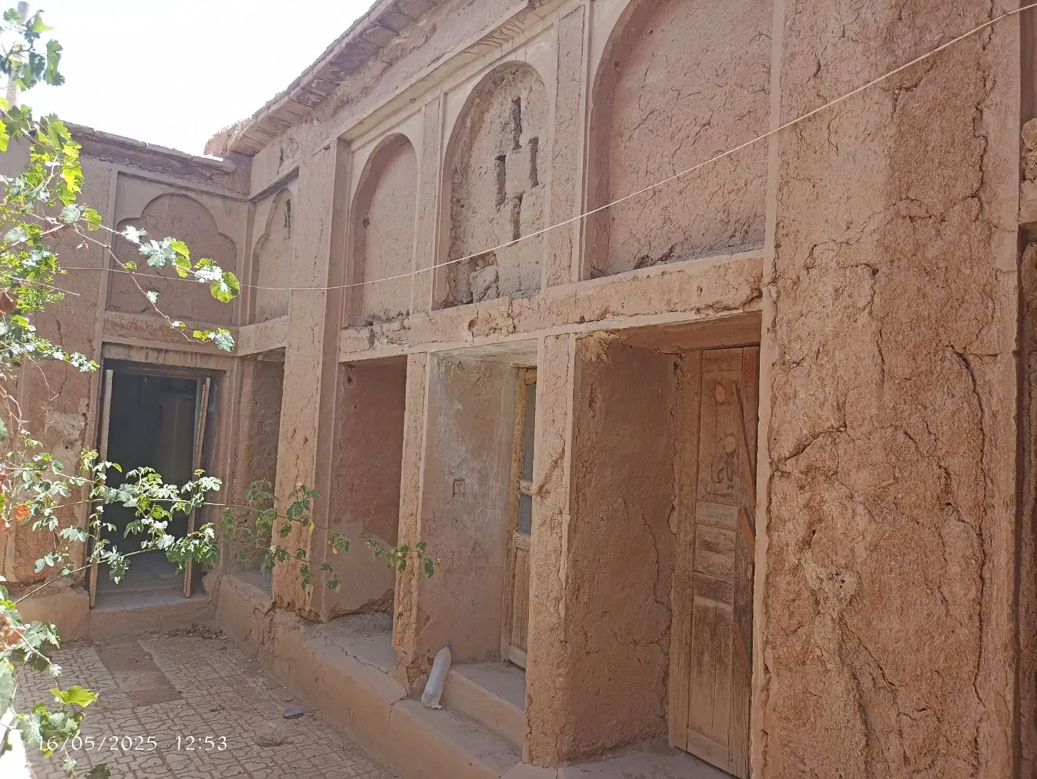 خانه کلنگی. خشت و گل. تیر چوبی