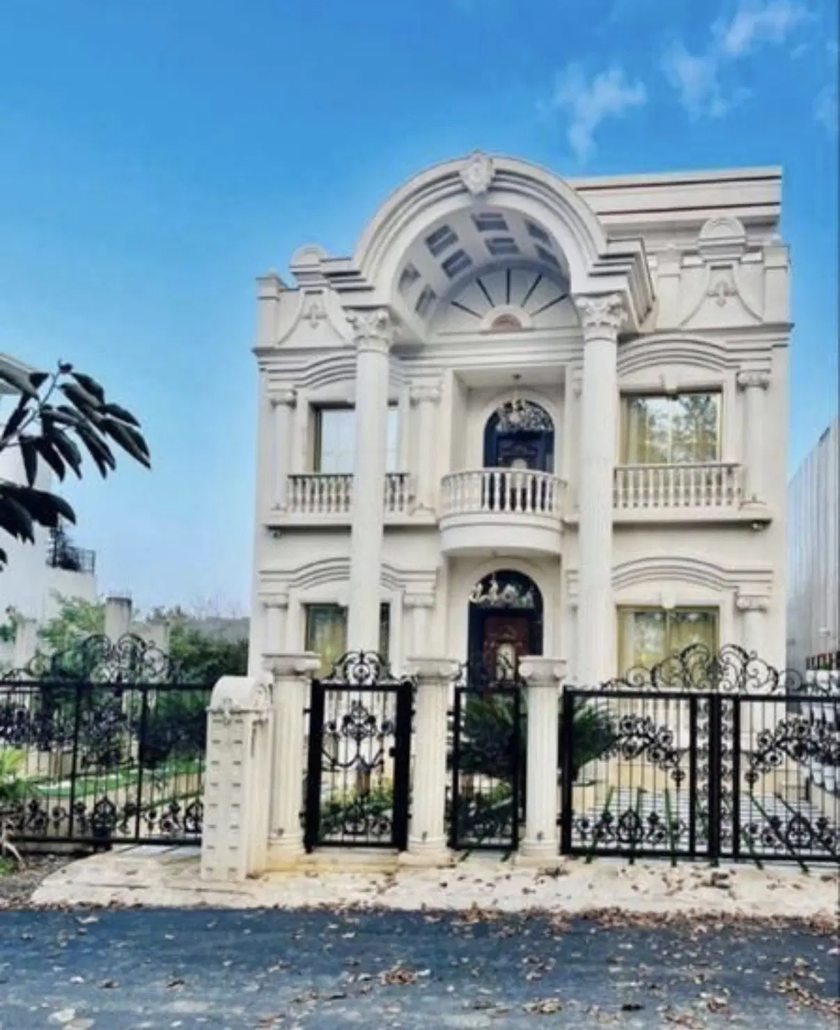 عمارت جنگلی ۶۰۰ متر نور استخر سالن گیم اسموک روم