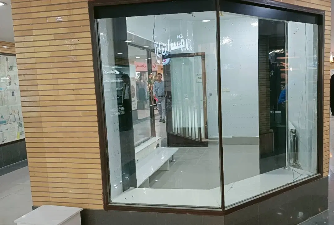 رهن و اجاره غرفه ۲۲ متری ۳ ویترینه با موقعیت عالی