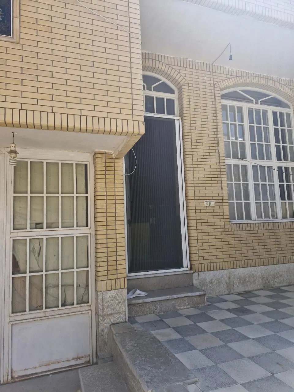 منزل.دو خوابه.۲۰۰متر.واقع در خیابان شهید کاووسی