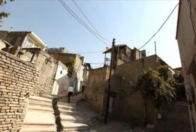 خانه کلنگی درون شهر