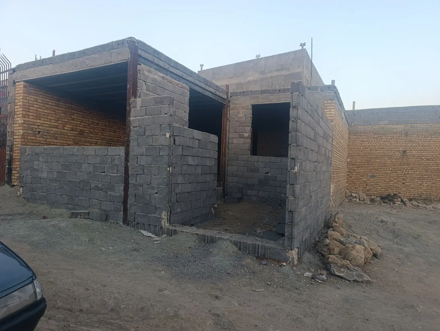 خانه دوخوابه نیمه کاره حیاط ماشین رو