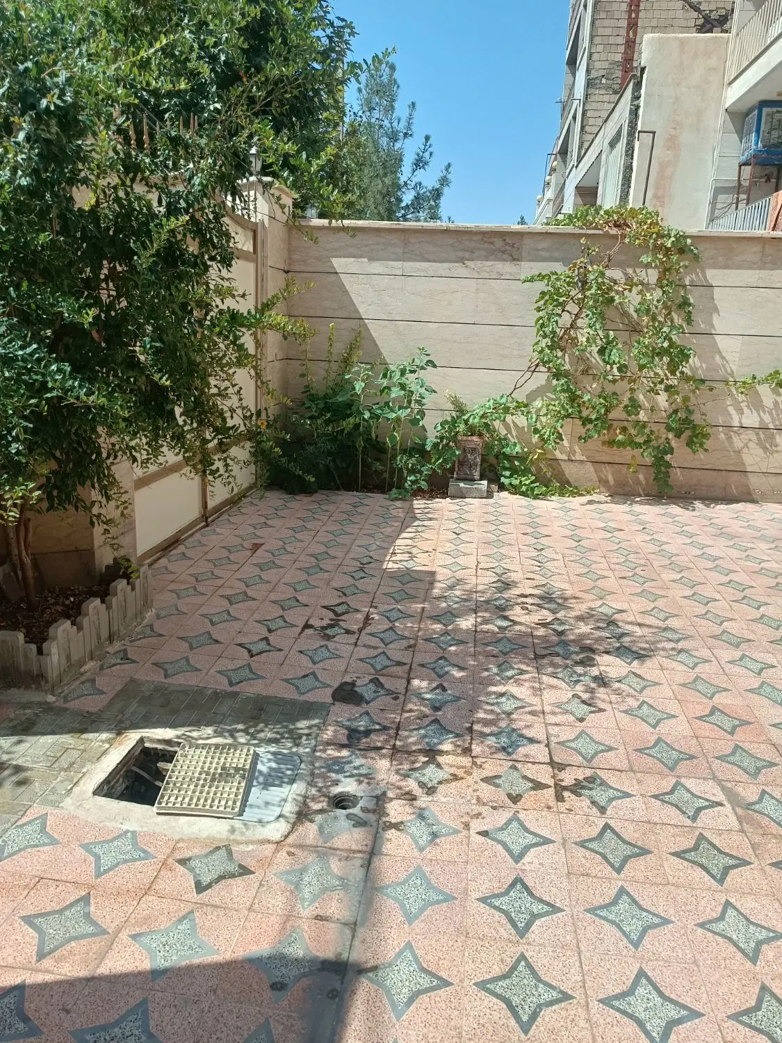 یک واحد مسکونی ویلایی بمتراژحدود ۱۸۰ متر بروجردی ۱