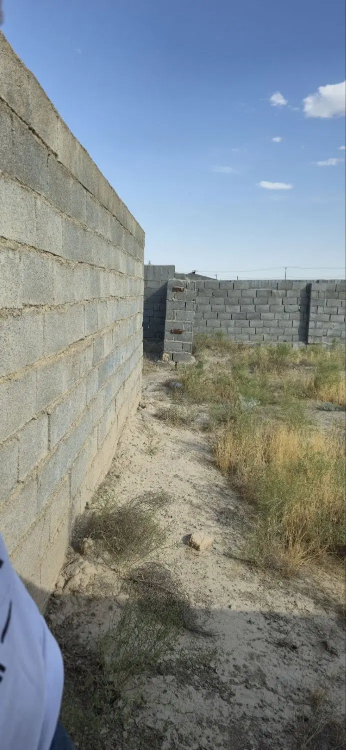 زمین دور دیوار