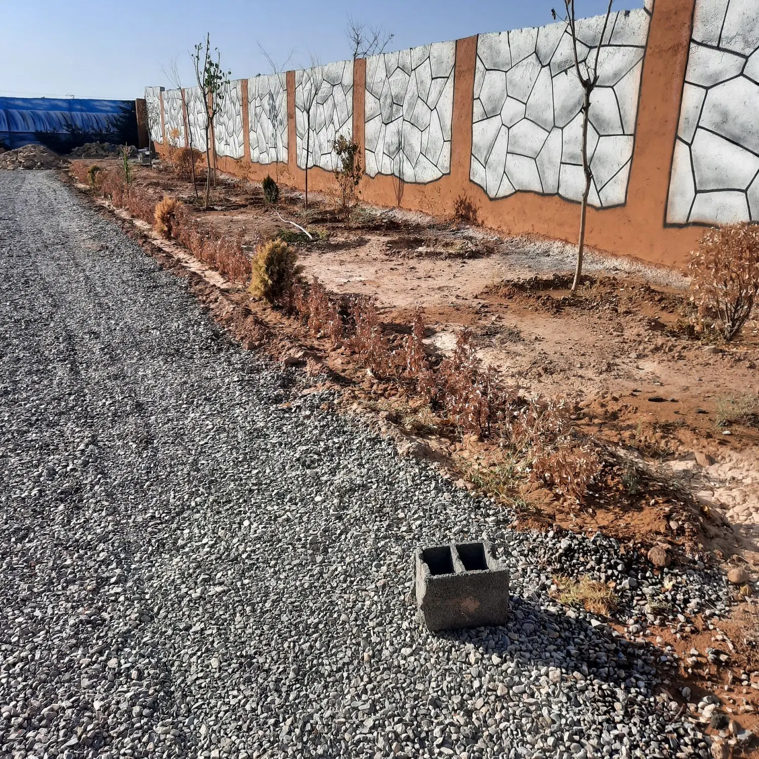 چهاردیواری با در باغی