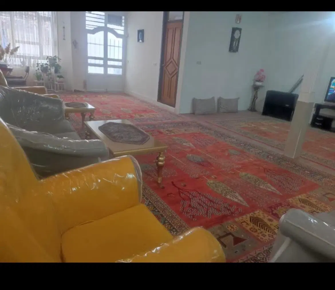 ویلایی ۱۹۰ متر حاشیه باهنر ۲۰