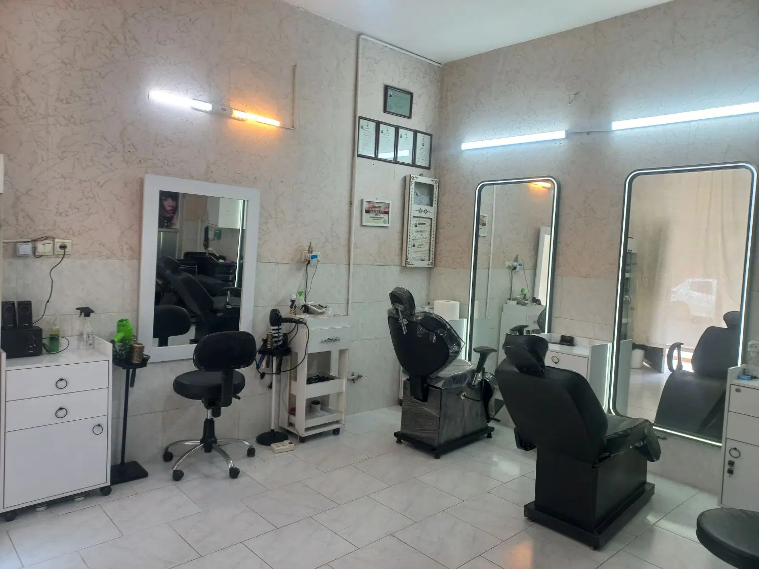 اجاره لاین. کراتین میکاپ شنیون کوتاهی. ناخن وغیره